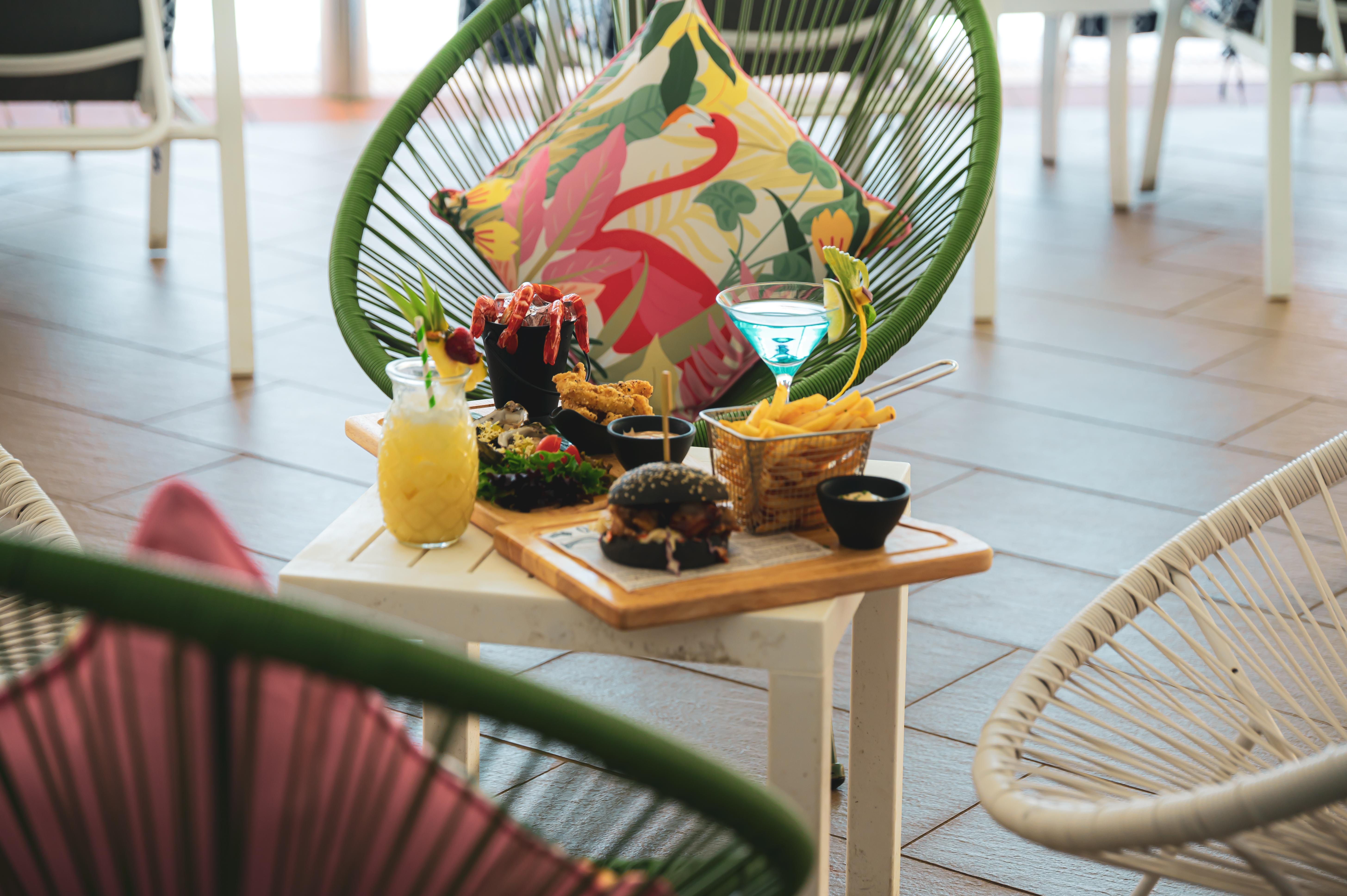 Hilton Cairns Hotel Exterior photo A table at the restaurant